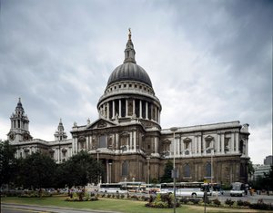 Mimar Christopher Wren (1632-1723) tarafından tasarlanan Saint Paul katedralinin bir görünümü, kubbe Pantheon olarak adlandırılmıştır. Londra, Ingiltere