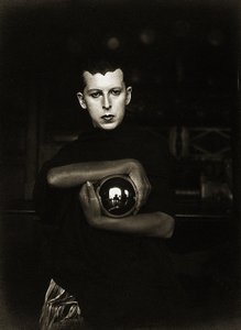 Otoportre, c.1927 (jelatin gümüş baskı) by Claude Cahun