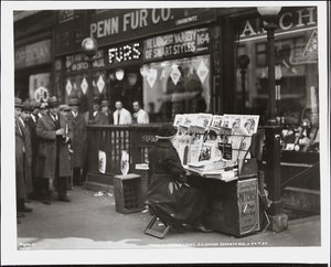 Kör haber satıcısı Fannie Lyons, 7th Avenue ve 34th Street'in güney doğu köşesindeki standında by Company Byron