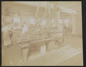 Dressler & Co. çalışan erkeklerle sinema laboratuvarı by Company Byron