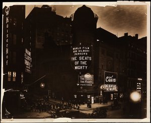 Geceleri Casino Tiyatrosu, kalabalıklar ve arabalar ve sokakta kazı yapan inşaat işçileri, Broadway ve 39th St., New York, c.1915 (s/b fotoğraf) by Company Byron