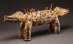 Bir Kongo güç köpeği figürü (tahta, çivi) by Congolese Congolese