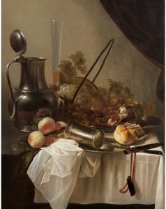 Örtülü bir masa üzerinde meyve, ekmek ve et ile devrilmiş gümüş bir fincan bulunan kalaylı bir sürahi by Cornelis Kruys