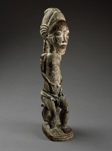 Nature Spirit (asie usu), Fildişi Sahili, 19. yüzyıl sonu (ahşap, kurbanlık malzeme, pamuklu bezler ve boncuklar) by Culture Baule