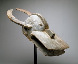 Bir çalı ineğinin kask maskesi (Vara Society), Batı Sudan, Sahra Altı Afrika, 19. yüzyılın sonları (ahşap, kurbanlık malzeme, metal, çivi ve hayvan derisi) by Culture Chamba