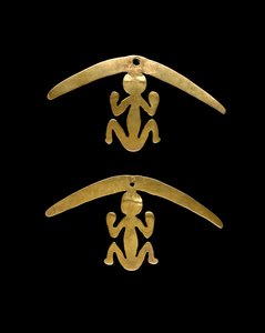Bir Çift Kulak Dangle, MS 600-1600 (dövülmüş ve kesilmiş altın) by Culture Nariño