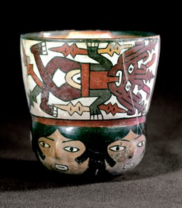 Kolomb öncesi sanat: Nazca bölgesinden tanrıların ve yüzlerin dekoru pişmiş topraktan bir kupa. 100 BC-800 AD. Lima, Ulusal Antropoloji ve Arkeoloji Müzesi, Peru