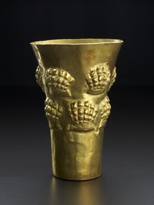 Beaker depicting spondylus, the bright red shell of a mollusk, 800-1350 AD (hammered gold)