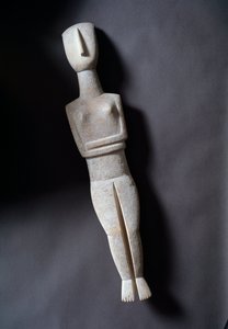 Kadın idolü, şematik heykelcik, hardal kakmalı beyaz mermer, MÖ 3200-2000