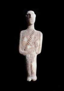 Erkek idol, şematik heykelcik. Okra kabuklu beyaz mermer heykel, MÖ 3200-2000