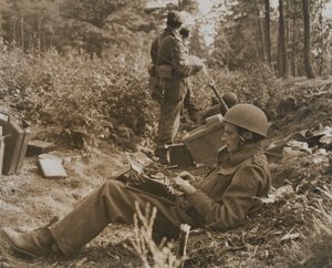 Savaş muhabiri Alan Wood bir gönderiyi yazıyor by D.M. Sgt. Smith