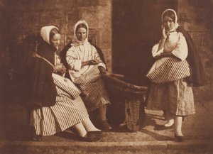 Bayan Logan ve İki Meçhul Kadın, Newhaven, 184347, basılmış c. 1916. Yaratıcılar: David Octavius Hill, Robert Adamson, Hill & Adamson. by Hill and Adamson