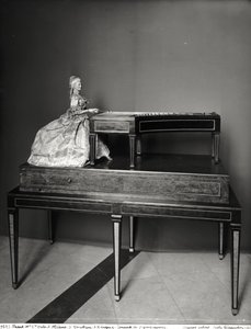 Dulcimer Player (ahşap ve metal) (ayrıca bkz. 157814)