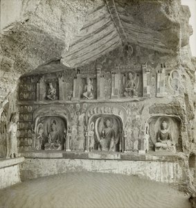 Buda ve bodhisattva heykelleri, Mağara 259, kuzey duvarı, Dunhuang Mağaraları, Çin, Fotoğraf 1275/1 (114) by Desmond Parsons
