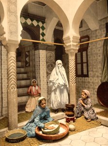 Avluda Kuskus Hazırlayan Mağribi Kadınlar, Cezayir, Cezayir, c.1899 (fotomekanik baskı)
