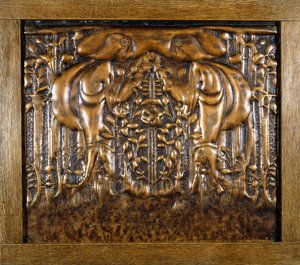 İki bakan stilize bakireyi tasvir eden, yüksek kabartma kalıplanmış dekoratif bir kurşun panel by Donald McKay Stoddart