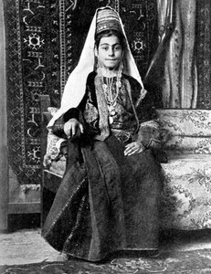 Gelinlikli Hristiyan kadın, Filistin, 1936.
