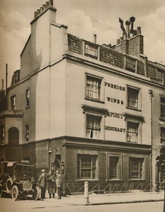 Koşan Uşak, Eski Mayfair