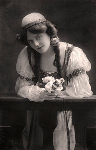 Maie Ash, oyuncu, 1900