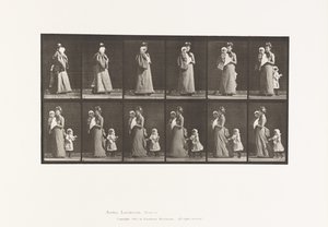 Plaka 52. Yürüyen çocuğu taşıyan, dönerek; 9 elbiseyi tutan başka bir çocuk (70) by Eadweard Muybridge
