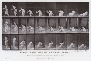 Hareket Halindeki İnsan Figürü: Yerde otururken yükselen kadın (s/b fotoğraf) by Eadweard Muybridge