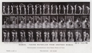 Hareket Halindeki İnsan Figürü: Başka bir kadından su kavanozu alan kadın (s/b fotoğraf) by Eadweard Muybridge