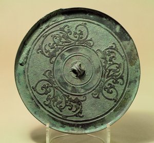 Geçmeli Ejderhalarla Ayna, Doğu Zhou Hanedanlığı, Savaşan Devletler dönemi, MÖ 475-221 (bronz)