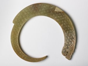 Kıvrımlı bir ejderha şeklinde kolye (yeşim)
