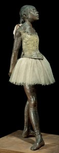 Ahşap kaide üzerine bronz patine, tül ve pembe saten üzerinde Edgar Degas (1834-1917) tarafından yapılmış 14 yaşında veya büyük dansçı giydirilmiş Heykel by Edgar Degas