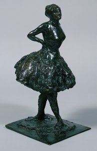 Gündelik elbiseli dansçı, elleri kalçalarında, sağ bacağı önde, döküm c.1919-21 by Edgar Degas