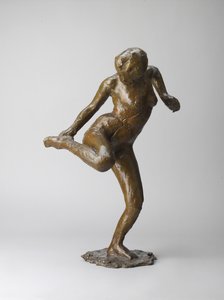 Sağ ayağının tabanına bakan dansçı (soluk ten rengi bir patine ile bronz. Boş, kayıp mum, alçı)