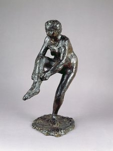 Çoraplarını giyen dansçı (bronz)