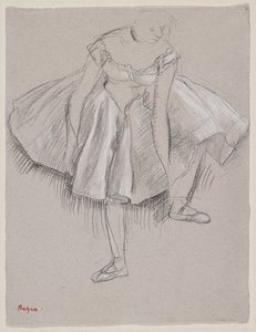 Danseuse ajustant son chausson, 1880
