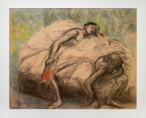 Dinlenmekte olan iki dansçı. 1890-1895. Kömür, kağıt üzerinde pastel vurgular. by Edgar Degas