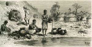 Koumakhana köyündeki kadınlar altın yıkıyor, arka planda erkekler yeraltı galerilerinde altın arıyor. Riou tarafından yapılan gravür, Komutan Joseph Gallieni