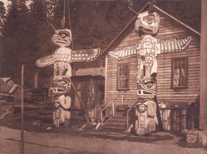 Alert Bay, British Columbia'da Oyulmuş Direkler