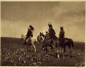 Atlar için başarılı bir baskın. Apsaroke, korkulması gereken en yabancı kabilelerden biriydi ve az çok önemli olan yağma hikayeleri artık sayılmıyor. Fotoğraf Edward S. Curtis (1868-1952) tarafından t tarihinde yayınlanan ansiklopedinin 4. cildinden alınmı by Edward Sheriff Curtis