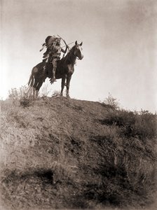 At Sırtında Absaroke Savaşçısı, Edward S. Curtis, c.1910 (gümüş baskı) by Edward Sheriff Curtis