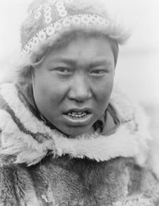 Alaska, Hooper Bay'den bir Eskimo genci, 1929 dolayları (s/b fotoğraf) by Edward Sheriff Curtis