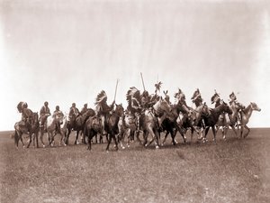 Brule Sioux Savaş Partisi, Edward S. Curtis, c.1907 (tonlu gümüş baskı) by Edward Sheriff Curtis