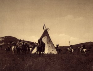 Sioux Kampı. Savaşçıların, bir düşman baskınına çıkmadan önce liderlerinin çadırının etrafında bir daire çizmesi adettendi. Edward S. Curtis'in Kuzey Amerika Kızılderilileri hakkındaki ansiklopedisinin (1868-1952) 3. cildinden alınan fotoğraf, Theodore by Edward Sheriff Curtis