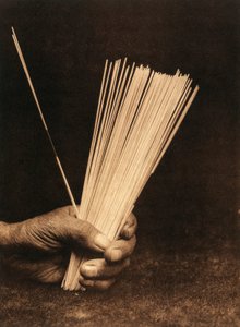 Hupa kabilesinden ya da köyünden bir Kızılderilinin kehanet çubuklarını tutan elinin yakın çekimi by Edward Sheriff Curtis