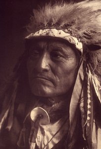Crazy Thunder, a Sioux Teton (Oglala veya Ogalala) Edward S. Curtis'in Kuzey Amerika Kızılderilileri hakkındaki ansiklopedisinin (1868-1952) 3. cildinden bir fotoğraf, Theodore Roosevelt'in önsözüyle. 1907 ile 1930 yılları arasında 20 cilt yayınlan by Edward Sheriff Curtis