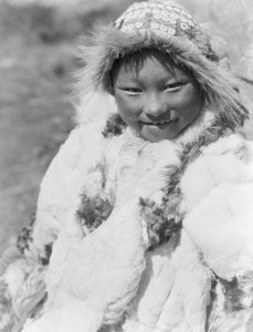 Uyowutcha olarak tanımlanan Eskimo çocuğu, muhtemelen Alaska, Nunivak Adası'ndan, 1929 dolayları (s/b fotoğraf)