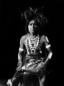 Hopi Kızılderilisi, boynuna bir Naja takıyor, fotoğraf, Edward S. Curtis, c. 1921 by Edward Sheriff Curtis