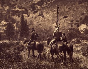 Siyah Canon'da. Apsaroke, yalnızca dağ sakinleri olmamakla birlikte, her zaman tepeleri sevmiş, monoton çayırları tercih etmiştir... ormanların gölgesini ve berrak nehirleri. Fotoğraf, başın arkasına bir saç bandı takma geleneğini göstermektedir. by Edward Sheriff Curtis