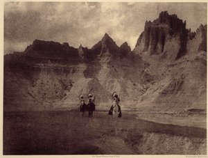 Badlands'de. Bu harika görüntü, Güney Dakota, Badlands, Pine Rige Reserve'deki Sheep Mountain'da çekildi. Edward S. Curtis'in Kuzey Amerika Kızılderilileri hakkındaki ansiklopedisinin (1868-1952) 3. cildinden alınan fotoğraf, Theodore Roose by Edward Sheriff Curtis