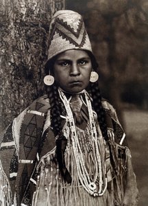 Amerika Kızılderilisi: Umatilla Kızının Portresi by Edward Sheriff Curtis