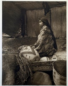 Amerika Kızılderilileri: Skokomish kabilesinin şefinin kızı olan genç bir Hintli kız by Edward Sheriff Curtis