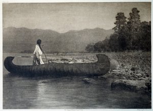 Amerika Kızılderilileri: Montana, Flathead Gölü'nün güneyindeki bir kano teknesinde bir Kızılderili by Edward Sheriff Curtis